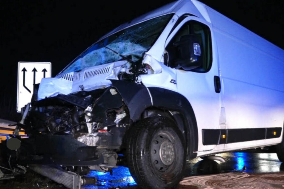 Der Kleintransporter ist völlig demoliert.
