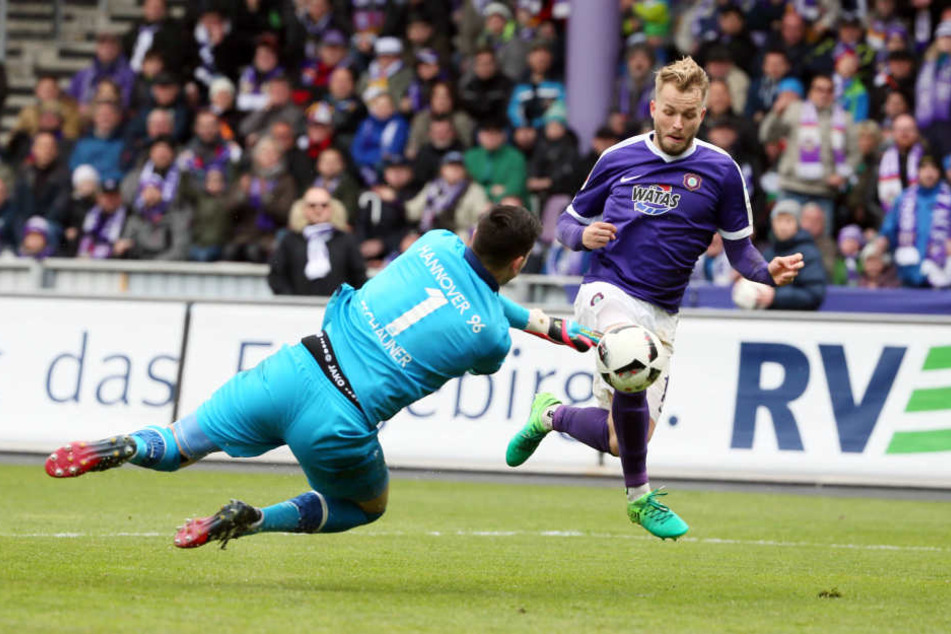 Pascal Köpke (Aue, r.) erzielt den Treffer zum 1:1. Ausgleich. Torwart Philipp Tschauner (Hannover) kann nicht verhindern.