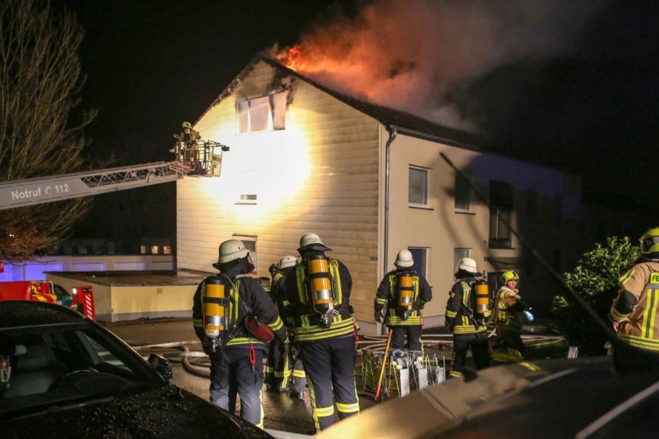 Eine kleine Silvesterfeier in Stolberg hat noch vor Mitternacht wegen eines Wohnungsbrandes ein jähes Ende genommen.