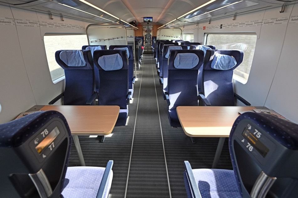Künftig bekommen Bahn-Reisende bei ihren Sitzplatzreservierungen angeblich automatisch einen Fensterplatz zugewiesen, damit der Sitz neben ihnen frei bleiben kann.