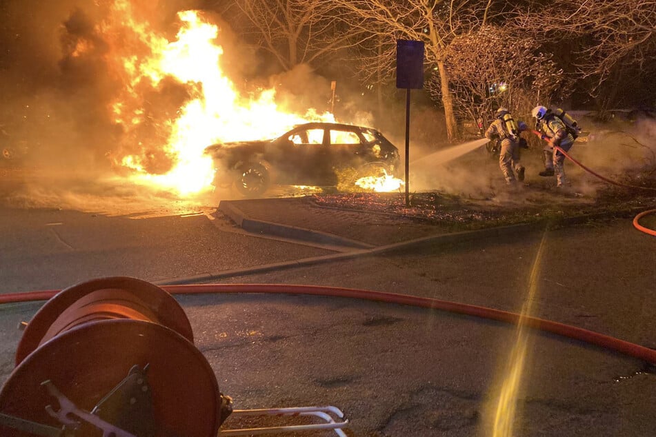 In der Nacht auf Freitag musste die Dresdner Feuerwehr erneut ein brennendes Auto löschen. (Symbolbild)