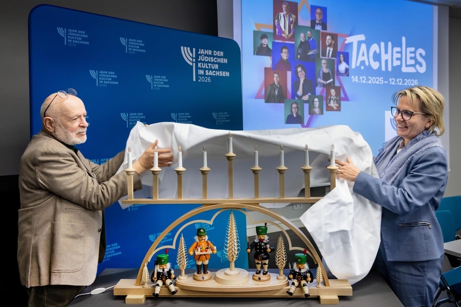 Küf Kaufmann (78, l.) von der israelitischen Religionsgemeinschaft und Kulturministerin Barbara Klepsch (60, SPD) enthüllen den Chanukkia-Schwibbogen.