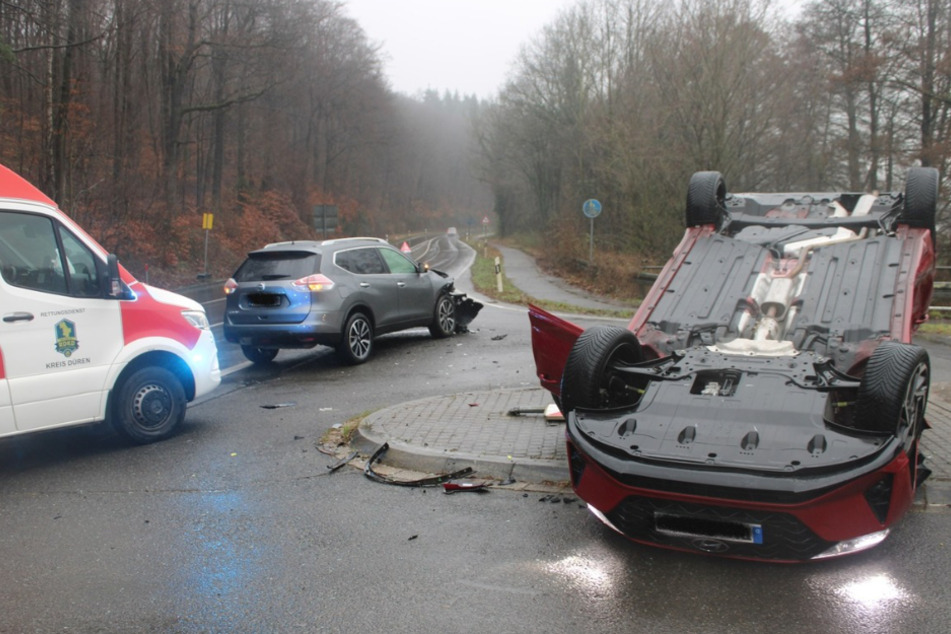 Der Wagen der 51-Jährigen überschlug sich infolge des Crashs und landete auf dem Dach.