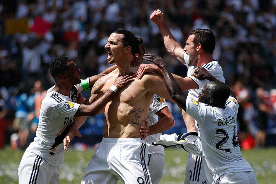 Bei seinem Debüt für LA Galaxy traf Ibra gleich zwei Mal. In der 71. Minute eingewechselt, drehte er mit zwei Toren einen 2:3 Rückstand in einen 4:3 Sieg für Galaxy gegen Stadtrivalen Los Angeles FC.