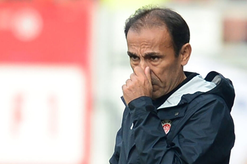 Trainer Jos Luhukay rümpft sich die Nase.