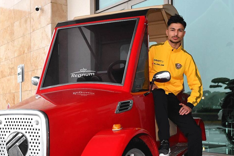 Osman Atilgan im Camp im Hotel "Regnum Carya" in einem Oldtimer.