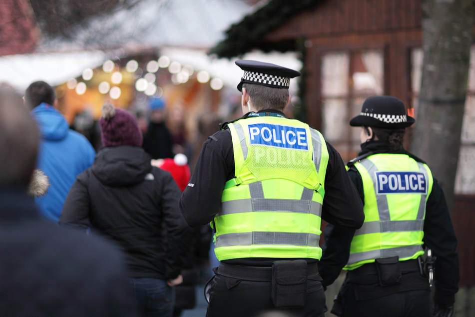 Polizisten in England sichern einen Tatort. (Symbolbild)