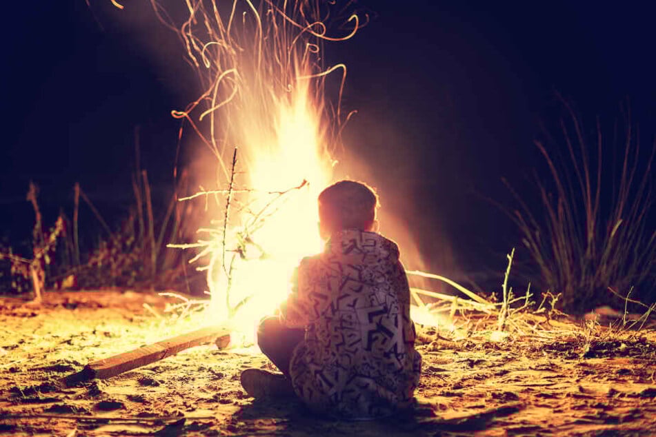 Bei einem Lagerfeuer mit Kinder fielen Schüsse, besorgt Anwohner alarmierten die Polizei. (Symbolbild)