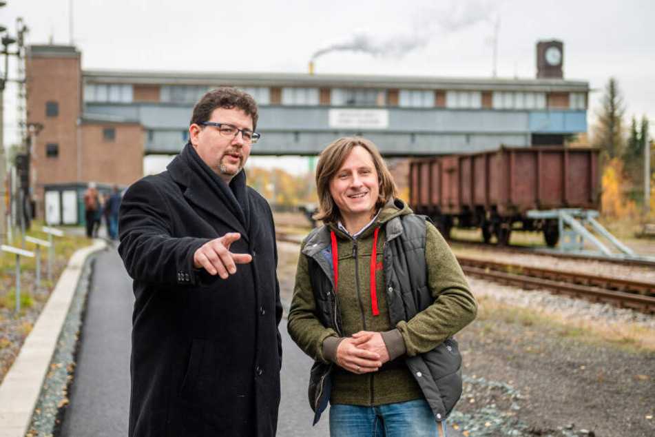 Maximilian Claudius Noack, Projektkoordinator für den Schauplatz Eisenbahn, und Jürgen Kabus (38), Kurator im Industriemuseum, auf dem historischen Gelände in Hilbersdorf.