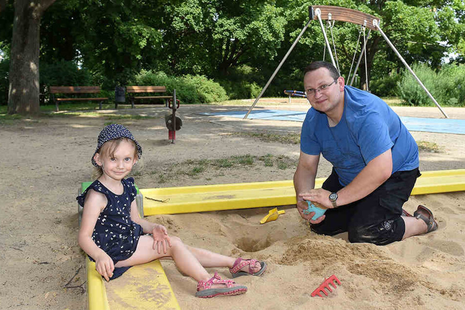 Andreas Engel (39) mit seiner Tochter Nele (4). So richtig glücklich mit dem einzigen Spielplatz in der Nähe ihrer Wohnung sind die beiden nicht.
