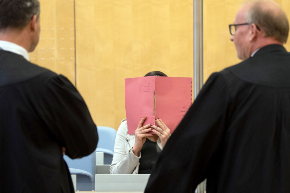 Die Angeklagte sitzt im Gerichtsaal 2 der Außenstelle des Oberlandesgerichtes, während sie sich mit ihren Anwälten Detlev Binder (l) und Hannes Linke unterhält.