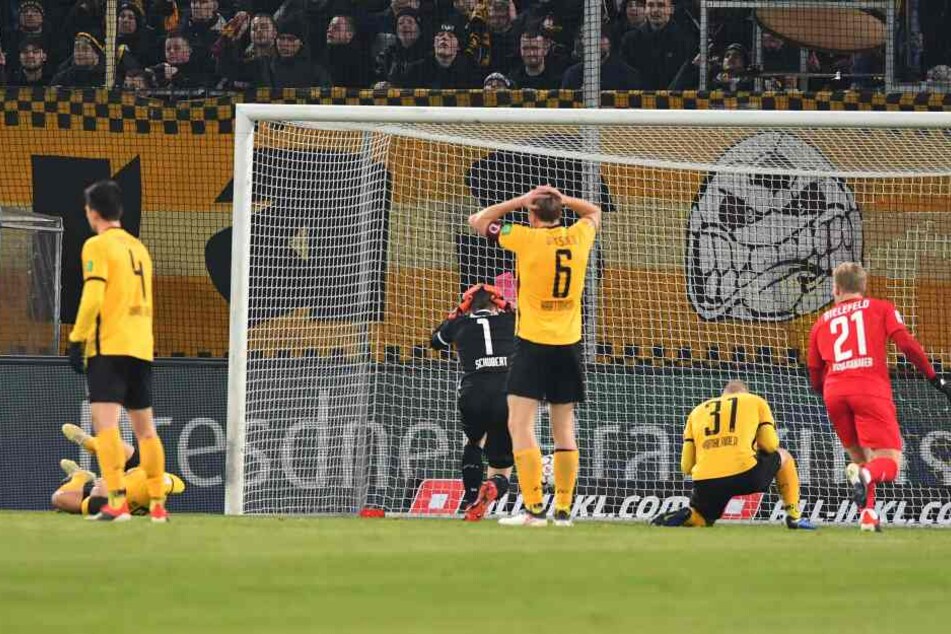 Nach dem unglücklichen 2:1-Anschlusstreffer der Bielefelder schlägt Marco Hartmann die Hände über dem Kopf zusammen. Auch Brian Hamalainen (am Boden) ist enttäuscht.