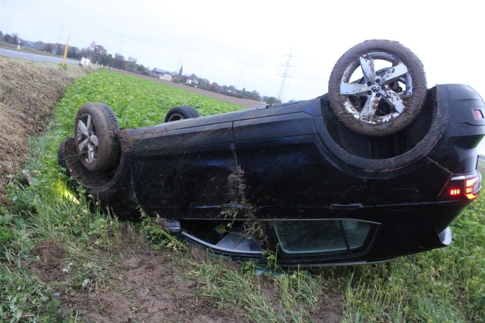 Der Wagen der 45-Jährigen landete kopfüber in einem Feld neben der Landstraße.