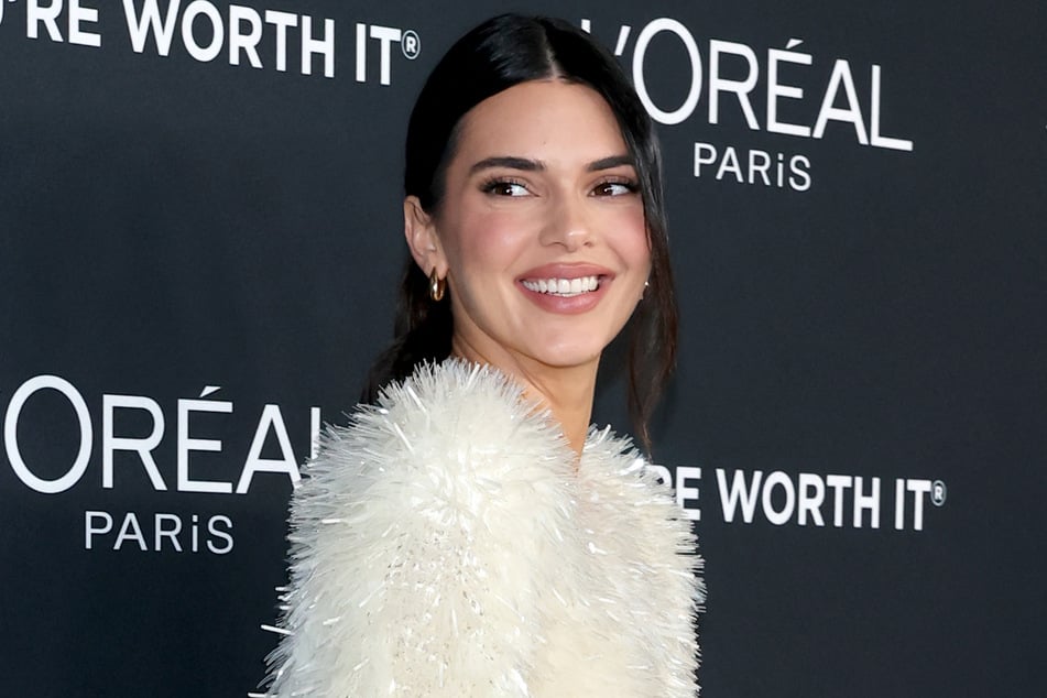 Kendall Jenner (30) strahlt mit ihrer natürlichen Schönheit.