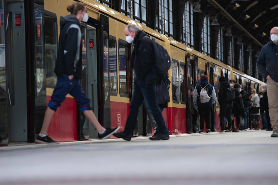 Reisende sind auf einem Bahnsteig im Bahnhof Friedrichstraße zu sehen. In Berlin ist inzwischen 33 Mal die hoch ansteckende indische Variante des Coronavirus nachgewiesen worden. (Symbolfoto)