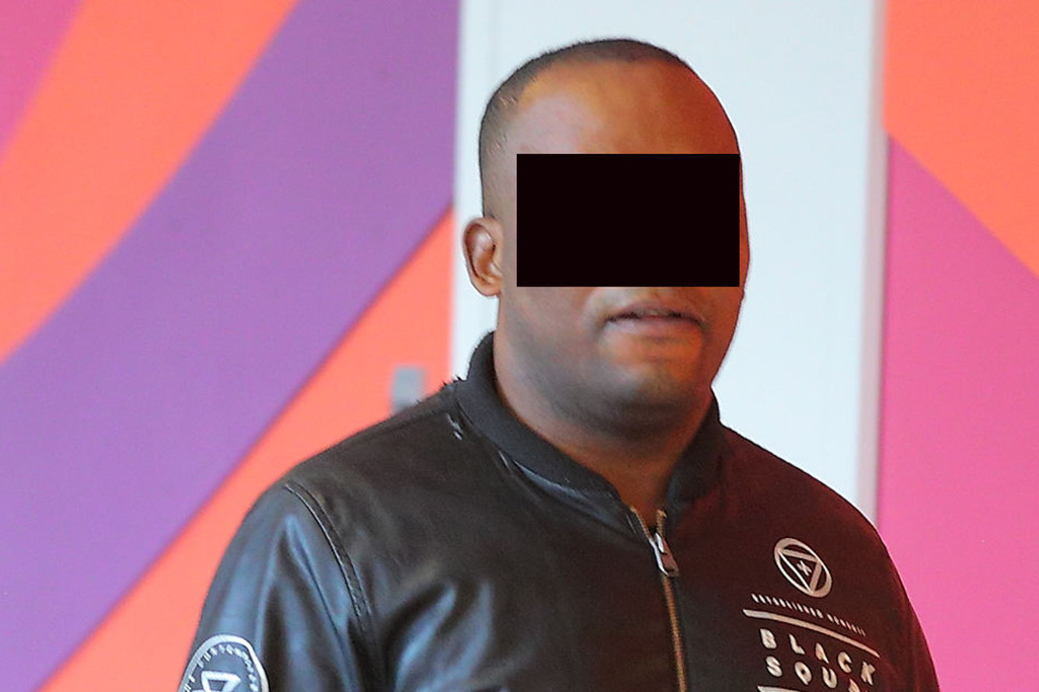 Hat er sich vergriffen? Christian O. (40) steht wegen "tätlicher Beleidigungen" vor Gericht.