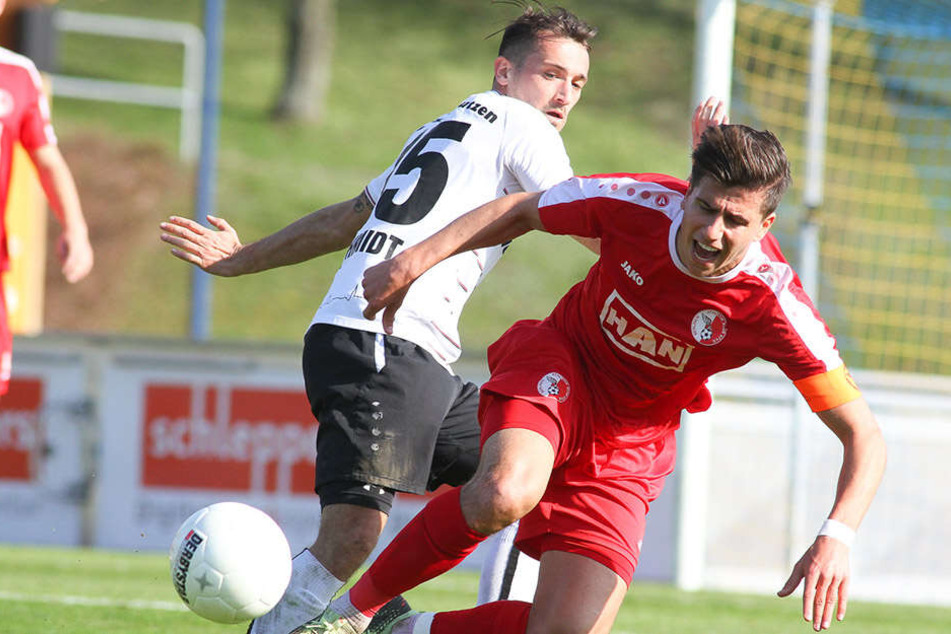 BAK-Kapitän Tunay Deniz (vorn), der hier vom Bautzener Tony Schmidt gefoult wird, steht beim FSV Zwickau auf dem Zettel.