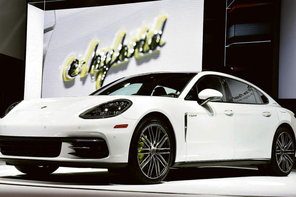 Schick sieht er ja aus, der Porsche Panamera. Doch bei knapp 75. 000 Fahrzeugen gibt es Software-Probleme bei der Servolenkung.