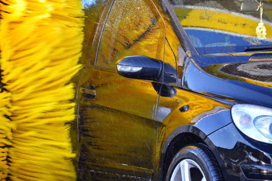 Plötzlich ging nichts mehr: Der Wagen des Rentners blieb in der Waschanlage stecken (Symbolbild).