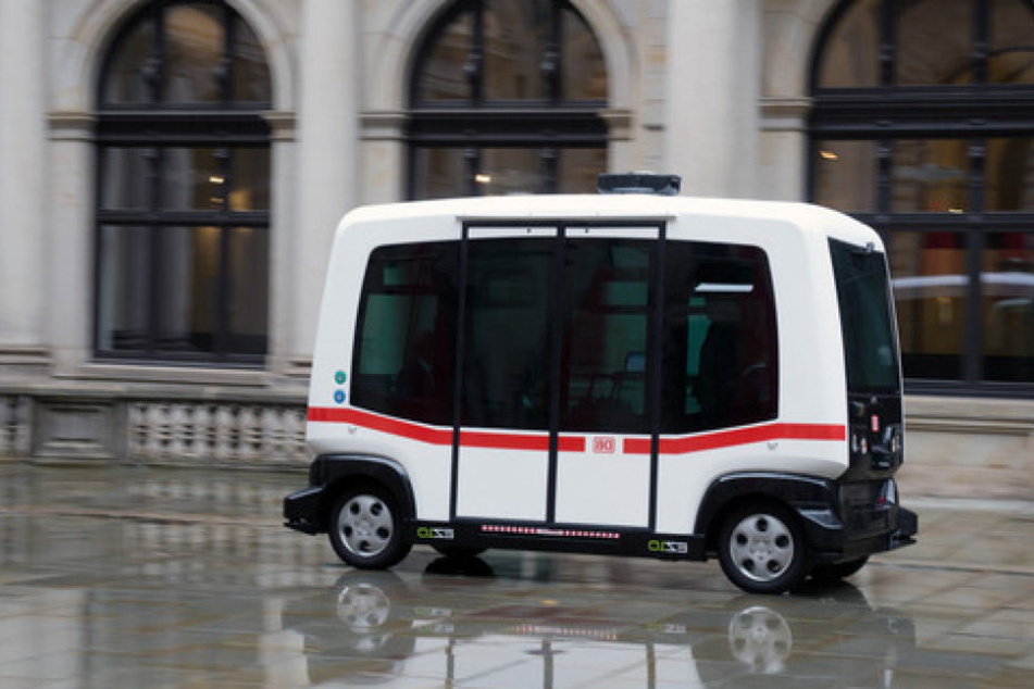 Neue Mobilität in Hamburg nimmt Fahrt auf: Ein selbstfahrender Kleinbus düste schon durch den Innenhof des Rathauses.