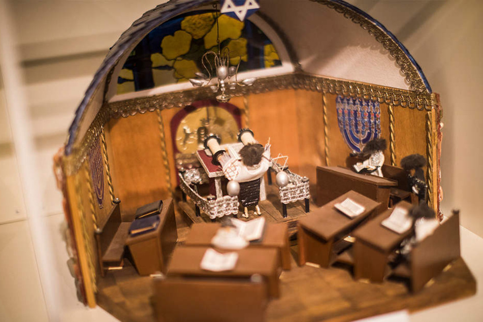Dieses Miniaturmodell von "Mosche" Samter zeigt den Gebetsraum der Synagoge, die er als Kind regelmäßig besuchte. Seit mehr als 30 Jahren baut der Israeli Orte seiner Kindheit in Sachsen nach.