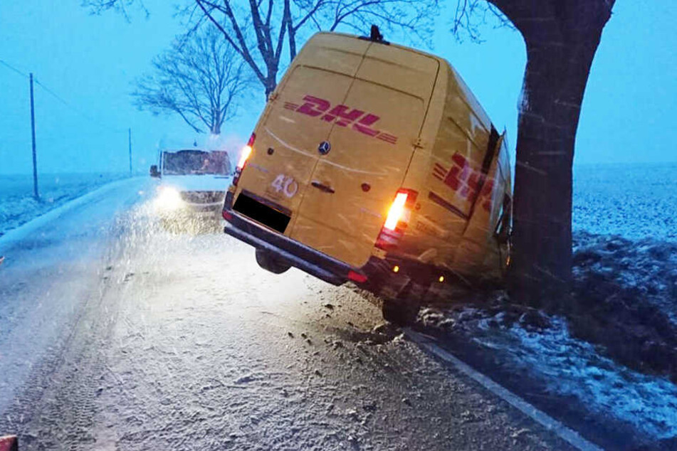 Der Paket-Bote kam von der Straße ab und landete im Straßengraben.