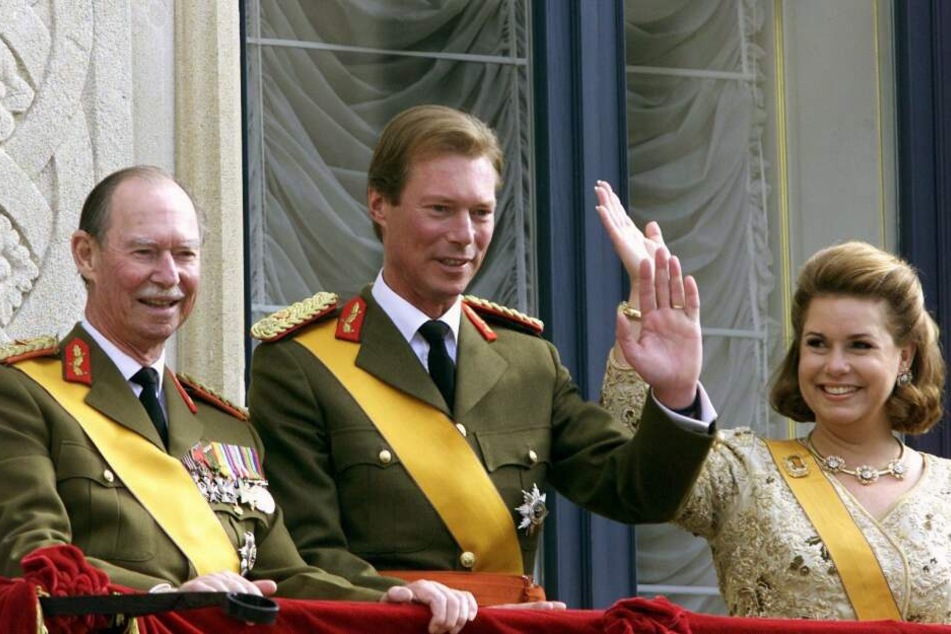 Der neue Großherzog Henri von Luxemburg (M) und seine Frau Maria Teresa (r) nehmen auf dem Balkon des Palais zusammen mit dem bisherigen Großherzog Jean (l) die Huldigung der Bevölkerung entgegen.