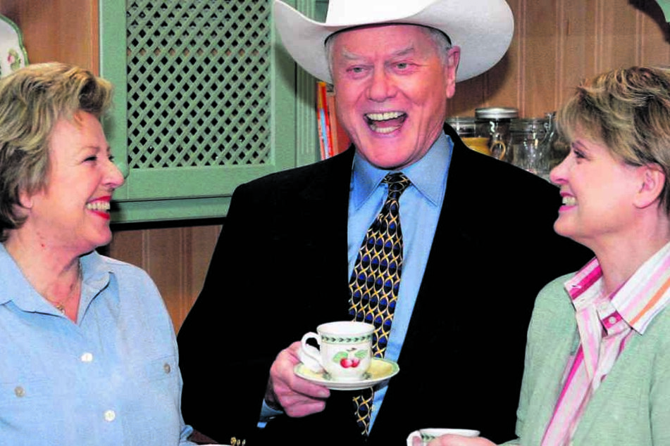 Hollywood-Glanz in der "Lindenstraße": 2005 hatte "Dallas"-Star Larry Hagman (†81) einen kurzen Auftritt. Im Reisebüro von Helga Beimer buchte er einen Flug - natürlich nach Dallas.