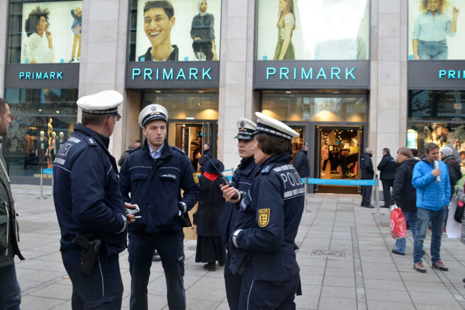 Kurz vor der Eröffnung: Polizisten vor der Filiale an der Königstraße.
