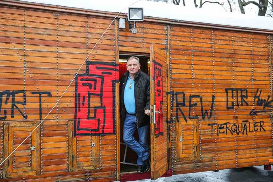 Zirkuschef Mario Müller-Milano (68) ist empört über die Zerstörungswut der Vandalen.