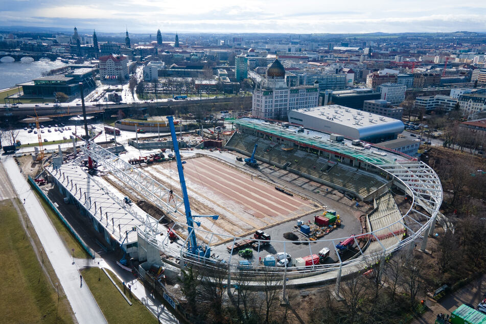 Die Arbeiten am Heinz-Steyer-Stadion im Sportpark Ostra sollen im Juni fertig werden.