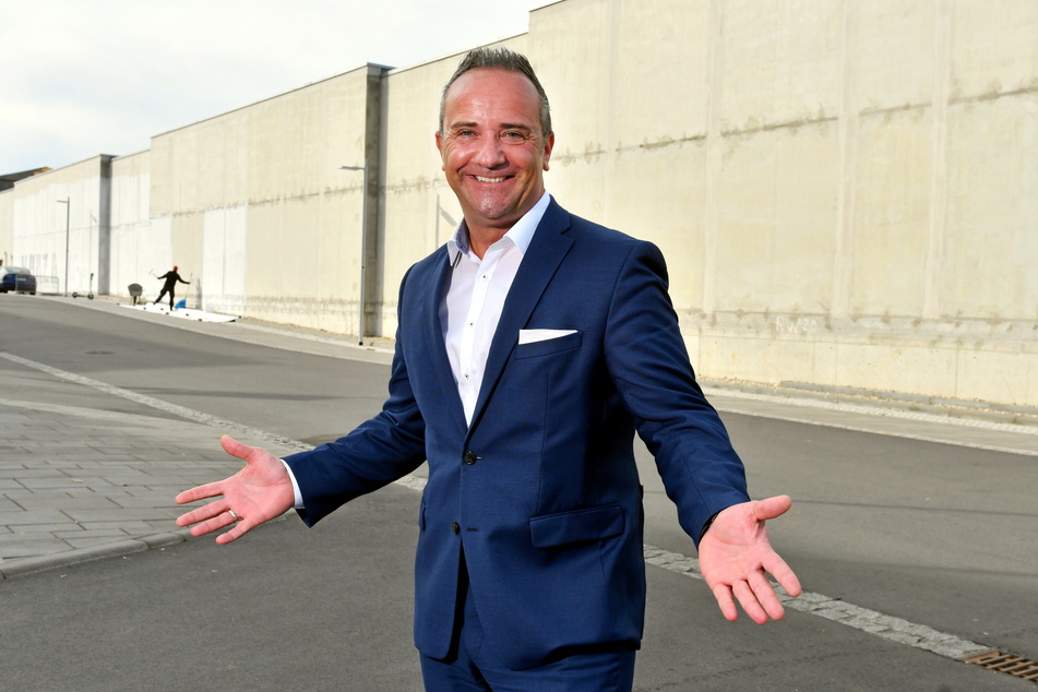 Hoteldirektor Florian Stühmer (45) freut sich, dass die graue Wand Farbe bekommt.