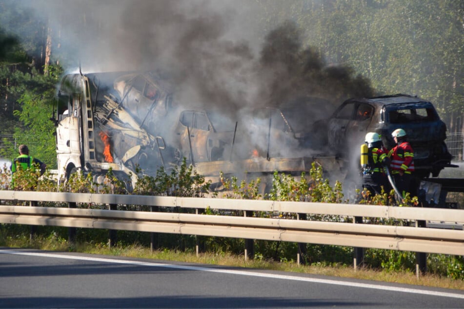 Am Mittwochnachmittag ist auf der A15 ein Laster mit acht E-Autos durch ein Feuer zerstört worden.