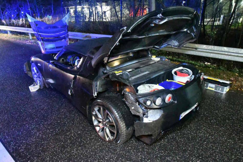 Da das Sportauto einen Elektroantrieb hatte, mussten sich die Rettungskräfte besonders vorsichtig vorgehen.