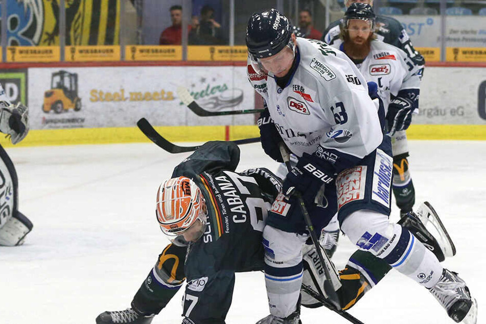 Eislöwen-Verteidiger Georgijs Pujacs lässt Steelers-Stürmer Frederic Cabana nicht an die Scheibe