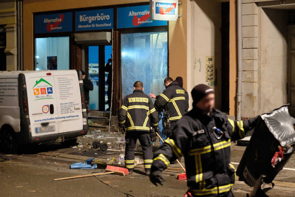 Ort der Verwüstung: Durch die Kugelbombe wurde nicht nur die Scheibe des AfD-Büros zerstört, sondern auch Fensterscheiben von umliegenden Wohnungen.