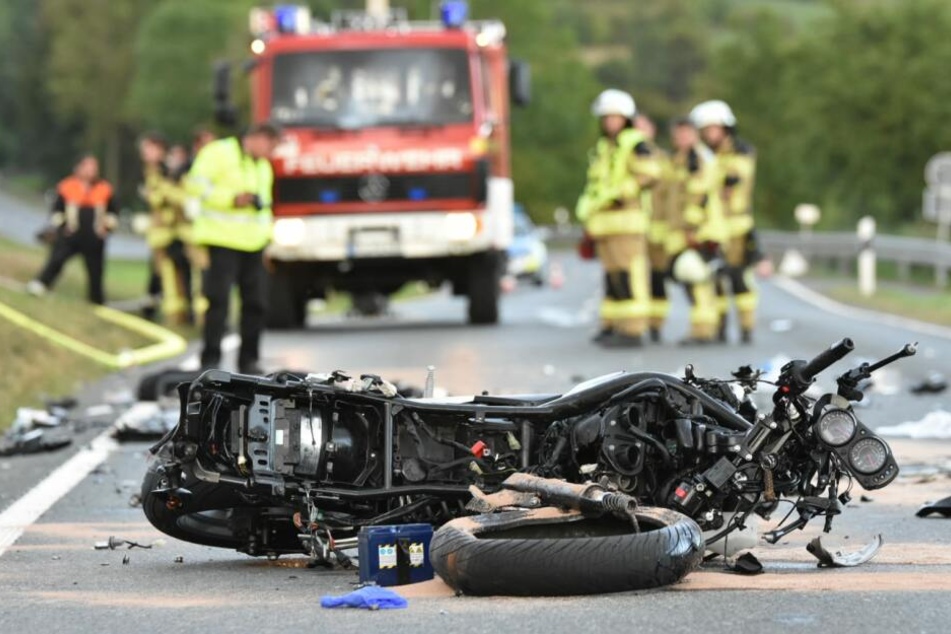Der Motorradfahrer wurde bei dem Unfall tödlich verletzt.