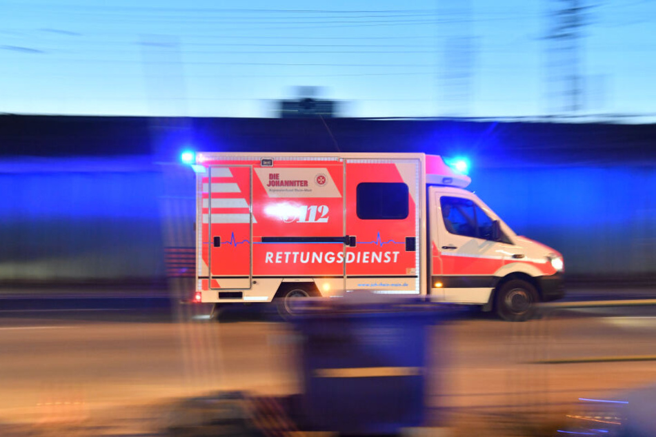 Der Angeklagte sollte den Rettungswagen eigentlich in die Werkstadt fahren, dann schaltete er Blaulicht und Sirene an. (Symbolbild)