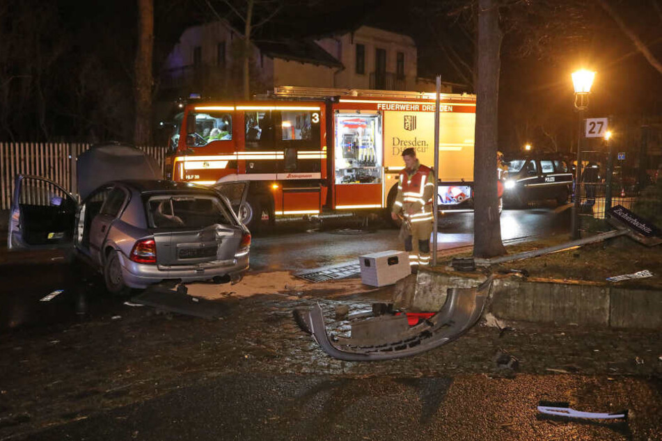 Rettungskräfte der Feuerwehr Dresden im Einsatz.