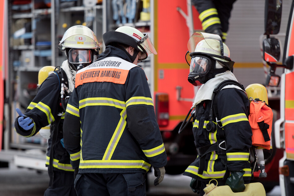 Einsatzkräfte der Feuerwehr beraten sich an einem Einsatzort. (Symbolfoto)