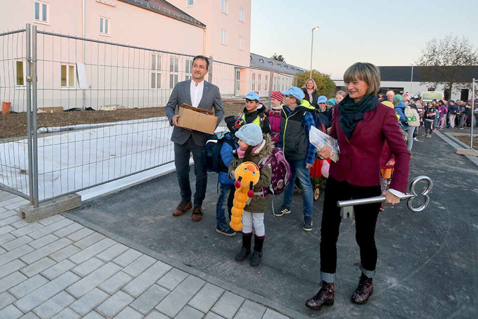 Riesen Türöffner: OB Barbara Ludwig (56, SPD) übergab den Schlüssel des neuen Schulgebäudes an Schulleiter Tilo Oeser.