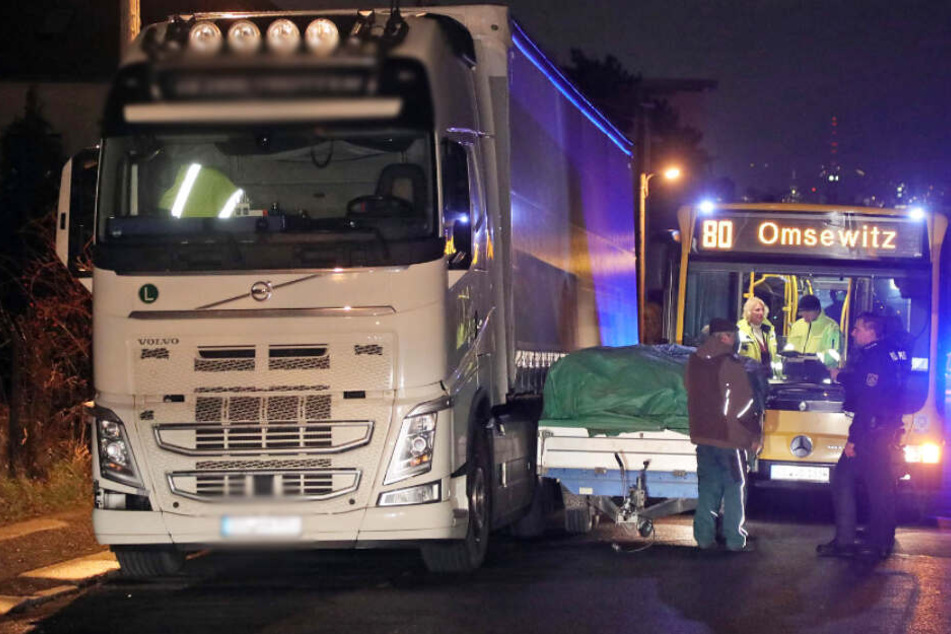 Der Anhänger rollte gegen Lkw und Bus.