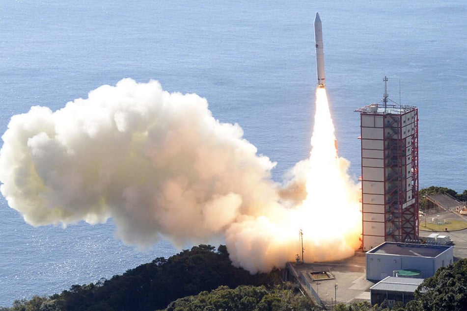 Eine Epsilon-4-Rakete startet vom japanischen Weltraumbahnhof Uchinoura aus in den Weltraum. In ihr befinden sich Satelliten, darunter ein Satellit, welcher künftig Sternschnuppen auf Bestellung ermöglichen soll.