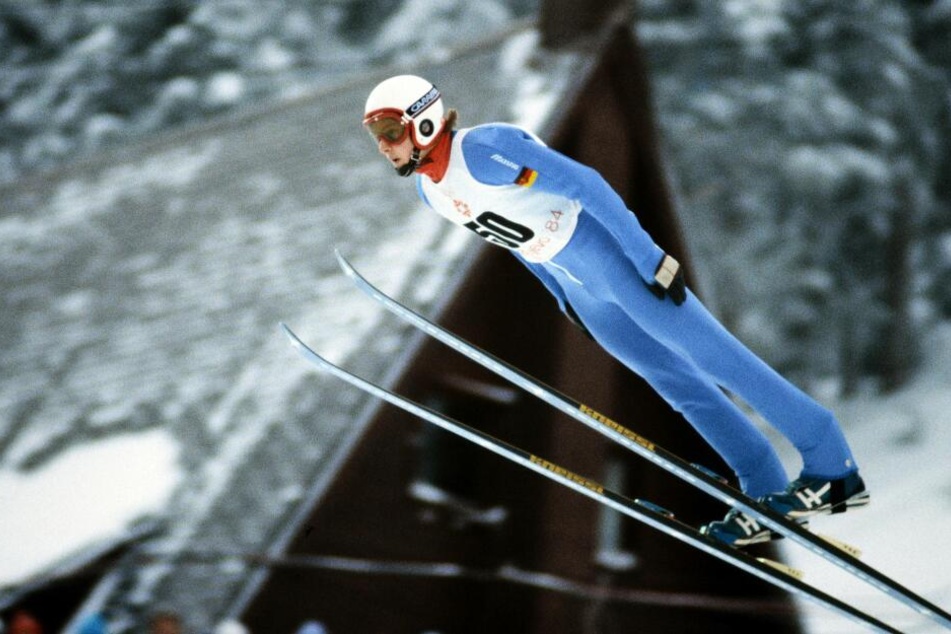 So schön flog Jens Weißflog 1984 zu Olympiagold auf der Normalschanze in Sarajevo - damals noch im Parallel-Stil. Auf der Großschanze holte er Silber hinter dem in der Vorwoche gestorbenen Matti Nykänen.