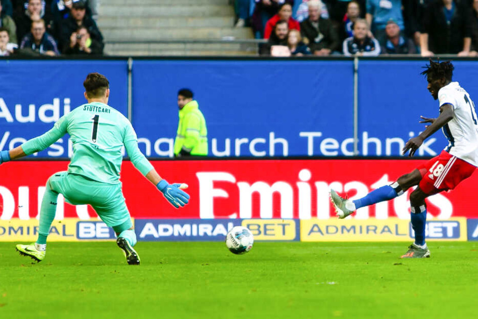 HSV-Profi Bakery Jatta blieb vor VfB-Schlussmann Gregor Kobel ganz cool und traf zum zwischenzeitlichen 2:0.