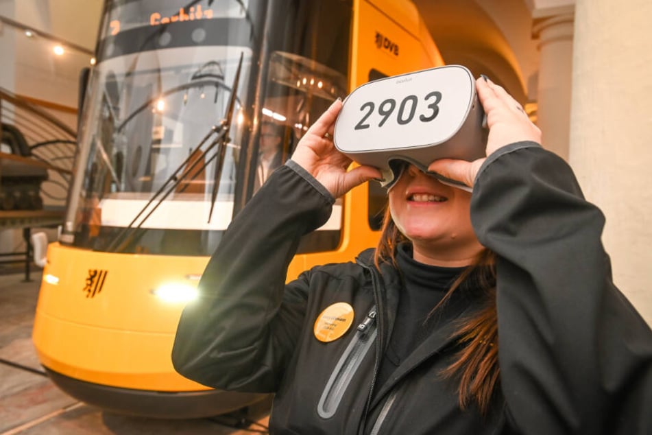 Mit der Virtual-Reality-Brille kann man sich im ganzen Fahrzeug umschauen.