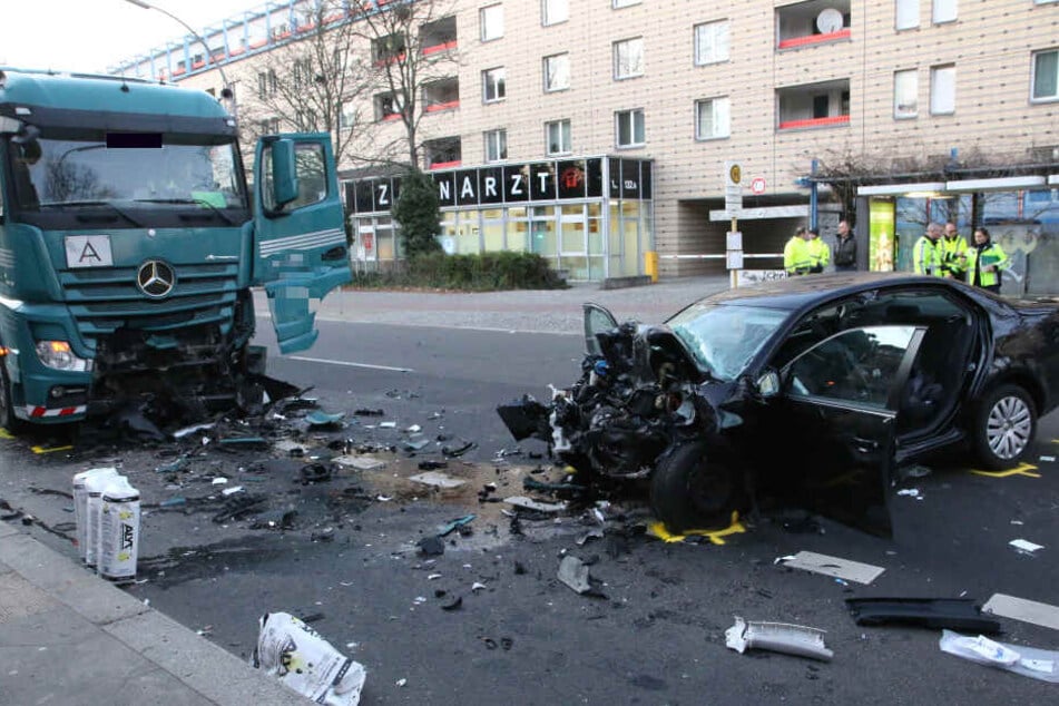 Eine Frau starb beim Zusammenprall mit einem Lkw in Tegel.