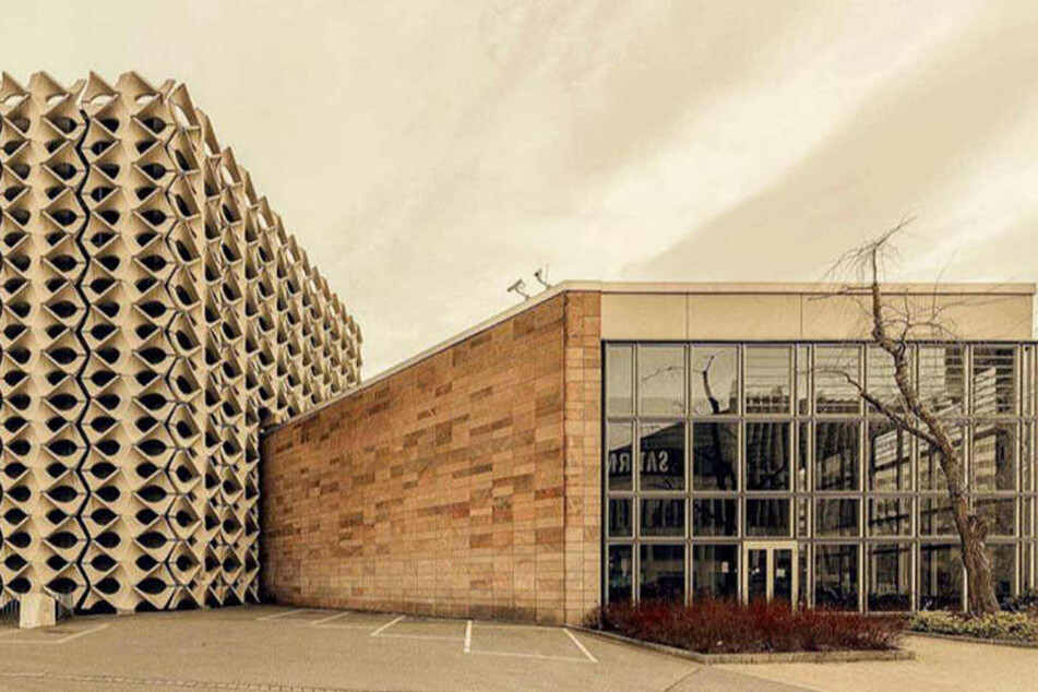 Strenge Geometrie vor verspielter Fassade: So sah Maurizio Camagna die Chemnitzer Stadthalle.