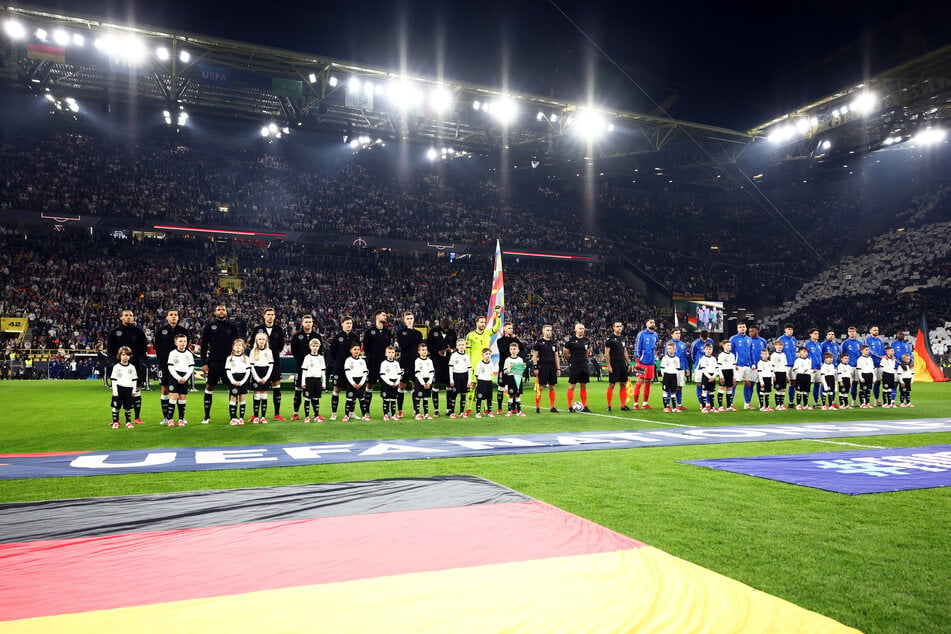 22 Spieler, Schiedsrichter und Einlaufkinder nebeneinander für die Nationalhymnen wird es bei der WM nicht mehr geben.