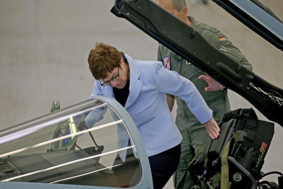 Annegret Kramp-Karrenbauer (CDU) nimmt in einem Eurofighter Platz.